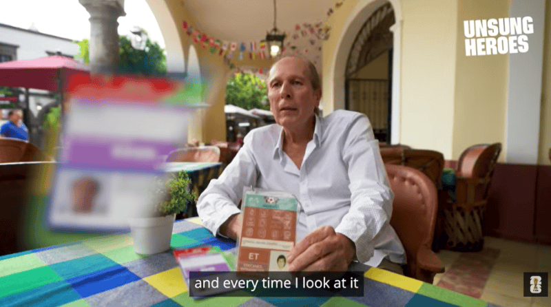Eduardo Granados conserva la acreditación que recibió hace 40 años, un objeto que sigue guardando con cariño. ESPECIAL / FIFA&nbsp;