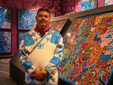 La exposición también acerca al público a los nierikas, tablas votivas que funcionan como relatos visuales de la cosmovisión wixárika. EL INFORMADOR/J. Acosta