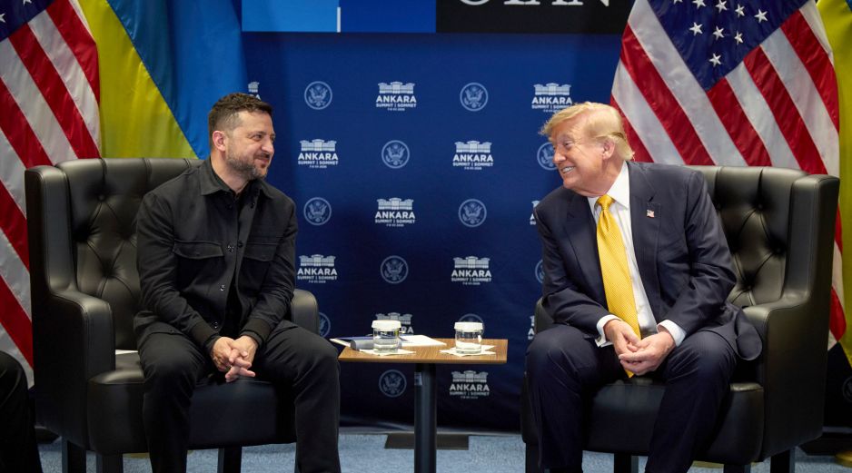 El presidente de EU, Donald Trump, conversa con su homólogo ucraniano, Volodímir Zelenski, durante el encuentro que ambos mantuvieron en Ankara. EFE/PRESIDENTIAL PRESS SERVICE