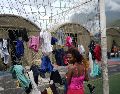 Nataly Mayora cuelga ropa en una portería mientras lava en un complejo deportivo que funge como albergue a personas desplazadas por los sismos en La Guaira, Venezuela. AP/A. Cubillos