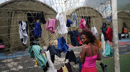 Nataly Mayora cuelga ropa en una portería mientras lava en un complejo deportivo que funge como albergue a personas desplazadas por los sismos en La Guaira, Venezuela. AP/A. Cubillos