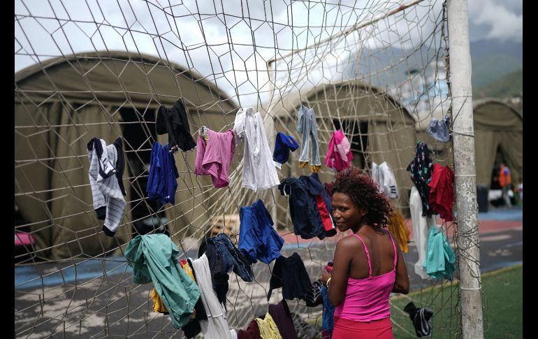 Nataly Mayora cuelga ropa en una portería mientras lava en un complejo deportivo que funge como albergue a personas desplazadas por los sismos en La Guaira, Venezuela. AP/A. Cubillos