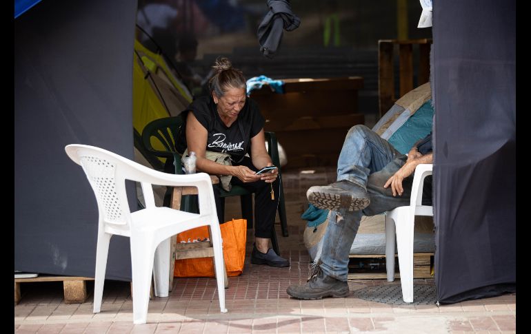 Personas esperan resguardadas en carpas este jueves frente a un edificio afectado por el doble terremoto en Caracas. EFE/R. Peña