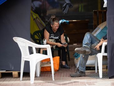 Personas esperan resguardadas en carpas este jueves frente a un edificio afectado por el doble terremoto en Caracas. EFE/R. Peña