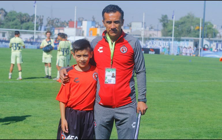 Gilberto Mora Zambrano y Gilberto Mora Olayo director tecnico de Xolos Sub13, durante el partido de la Jornada 3 del torneo de Fuerzas Básicas Sub 13 Primavera 2019 entre las Aguilas del América y Xolos de Tijuana. IMAGO7/Álvaro Paulin