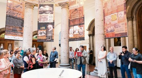La exposición está conformada por fotografías, carteles, programas de mano, libros, autógrafos, objetos y materiales audiovisuales. CORTESÍA