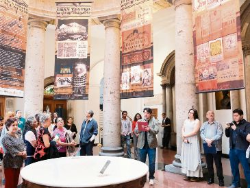 La exposición está conformada por fotografías, carteles, programas de mano, libros, autógrafos, objetos y materiales audiovisuales. CORTESÍA