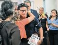 El hijo de Lorenzo sostiene un retrato de su padre, al tiempo que reitera que es necesario investigar el abuso de los agentes de la ley. AFP