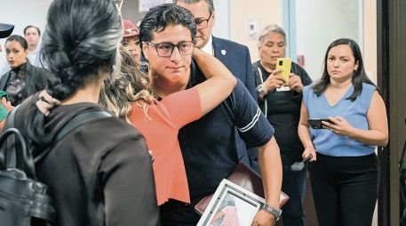 El hijo de Lorenzo sostiene un retrato de su padre, al tiempo que reitera que es necesario investigar el abuso de los agentes de la ley. AFP