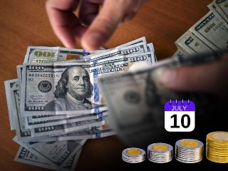 Antes de realizar una operación cambiaria, conviene comparar las cotizaciones entre las principales instituciones financieras, ya que los precios de compra y venta pueden variar de un banco a otro. ESPECIAL / AFP y CANVA