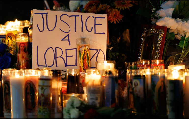 Velas encendidas durante una vigila en honor de Lorenzo Salgado Araujo, un mexicano abatido a tiros el día anterior por un agente de inmigración, el miércoles 8 de julio de 2026, en Houston. AP/M. Felix