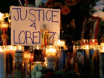 Velas encendidas durante una vigila en honor de Lorenzo Salgado Araujo, un mexicano abatido a tiros el día anterior por un agente de inmigración, el miércoles 8 de julio de 2026, en Houston. AP/M. Felix