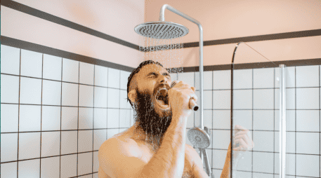 La recomendación de los expertos es comenzar siempre por el cabello, ya que durante su lavado se eliminan restos de shampoo, acondicionador, aceites naturales, productos para peinar y suciedad acumulada a lo largo del día. CANVA