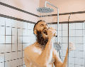 La recomendación de los expertos es comenzar siempre por el cabello, ya que durante su lavado se eliminan restos de shampoo, acondicionador, aceites naturales, productos para peinar y suciedad acumulada a lo largo del día. CANVA