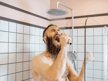 La recomendación de los expertos es comenzar siempre por el cabello, ya que durante su lavado se eliminan restos de shampoo, acondicionador, aceites naturales, productos para peinar y suciedad acumulada a lo largo del día. CANVA