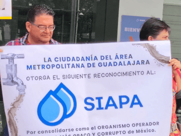 Ciudadanos de Guadalajara protestaron afuera del Siapa para exponer mala calidad del agua.  ESPECIAL