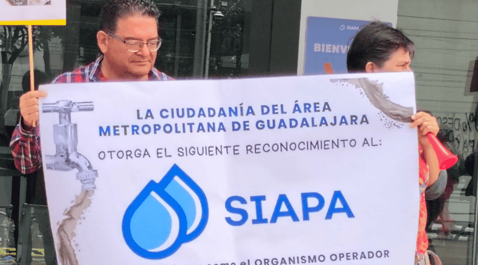 Ciudadanos de Guadalajara protestaron afuera del Siapa para exponer mala calidad del agua.  ESPECIAL