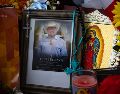 Fotografía que muestra una imagen del migrante mexicano Lorenzo Salgado en un altar en su honor este viernes, en el sitio donde fue asesinado en Houston. EFE/C. Ramírez
