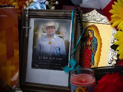 Fotografía que muestra una imagen del migrante mexicano Lorenzo Salgado en un altar en su honor este viernes, en el sitio donde fue asesinado en Houston. EFE/C. Ramírez