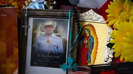 Fotografía que muestra una imagen del migrante mexicano Lorenzo Salgado en un altar en su honor este viernes, en el sitio donde fue asesinado en Houston. EFE/C. Ramírez