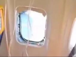 Los videos en redes muestran la ventana desprendida del aeroplano, así como las máscaras de oxígeno. CAPTURA DE VIDEO
