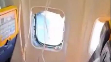 Los videos en redes muestran la ventana desprendida del aeroplano, así como las máscaras de oxígeno. CAPTURA DE VIDEO