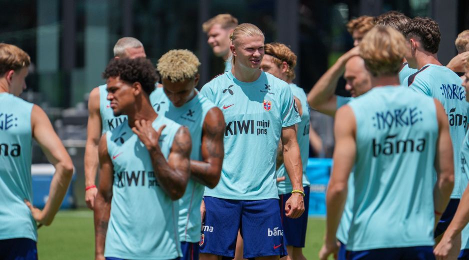 Erling Haaland y sus compañeros durante el entrenamiento previo al juego contra Inglaterra. EFE/A. Boal
