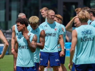 Erling Haaland y sus compañeros durante el entrenamiento previo al juego contra Inglaterra. EFE/A. Boal
