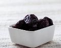 Aunque su precio puede ser más elevado que el de otras frutas deshidratadas, las propiedades nutricionales de las ciruelas pasa las convierten en una opción con múltiples beneficios, sobre todo para las personas mayores de 50 años.  ESPECIAL / CANVA