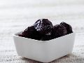 Aunque su precio puede ser más elevado que el de otras frutas deshidratadas, las propiedades nutricionales de las ciruelas pasa las convierten en una opción con múltiples beneficios, sobre todo para las personas mayores de 50 años.  ESPECIAL / CANVA