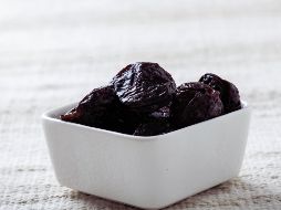 Aunque su precio puede ser más elevado que el de otras frutas deshidratadas, las propiedades nutricionales de las ciruelas pasa las convierten en una opción con múltiples beneficios, sobre todo para las personas mayores de 50 años.  ESPECIAL / CANVA