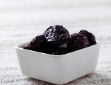 Aunque su precio puede ser más elevado que el de otras frutas deshidratadas, las propiedades nutricionales de las ciruelas pasa las convierten en una opción con múltiples beneficios, sobre todo para las personas mayores de 50 años.  ESPECIAL / CANVA
