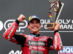 El piloto español del Ducati Lenovo Team, Marc Marquez, celebra en el podio tras ganar la carrera de MotoGP del Gran Premio de Motociclismo de Alemania en el circuito de Sachsenring en Hohenstein-Ernstthal. EFE/F. SINGER