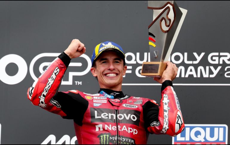 El piloto español del Ducati Lenovo Team, Marc Marquez, celebra en el podio tras ganar la carrera de MotoGP del Gran Premio de Motociclismo de Alemania en el circuito de Sachsenring en Hohenstein-Ernstthal. EFE/F. SINGER