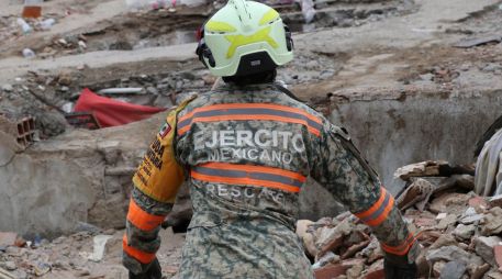 Además de las tareas de rescate, México envió más de 70 toneladas de ayuda humanitaria mediante un puente aéreo de ocho vuelos y dos buques de la Secretaría de Marina. EFE/R. Martínez