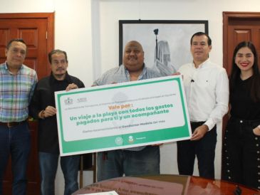 Nava Martínez recibió el reconocimiento de Diego Monraz Villaseñor, Secretario de Transporte (Setran), Juan Huerta Pérez, Secretario General de la CTM Jalisco, y Emira Corella Valencia, Directora de Recaudo de la Secretaría de Transporte. ESPECIAL / Gestión del Territorio Jalisco