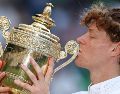 Sinner se convirtió en el décimo tenista de la Era Abierta en defender con éxito el título de Wimbledon y alcanzó, además, 100 triunfos en torneos de Grand Slam. EFE / N. HALL