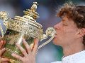 Sinner se convirtió en el décimo tenista de la Era Abierta en defender con éxito el título de Wimbledon y alcanzó, además, 100 triunfos en torneos de Grand Slam. EFE / N. HALL