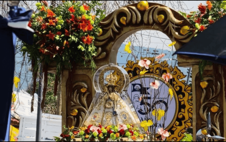 La peregrinación llegó hasta el faro del malecón, recibida por una alfombra de pétalos que conformaban flores y peces en alusión a las peticiones de los pobladores de la Ribera. ARZOBISPADO DE GUADALAJARA