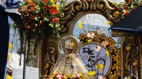 La peregrinación llegó hasta el faro del malecón, recibida por una alfombra de pétalos que conformaban flores y peces en alusión a las peticiones de los pobladores de la Ribera. ARZOBISPADO DE GUADALAJARA