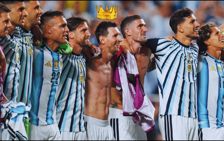 Las declaraciones de Gianni Infantino, quien ha expresado en múltiples ocasiones su profunda admiración por Messi, son utilizadas frecuentemente para alimentar estas suspicacias. AP / ARCHIVO