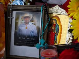 Fotografía que muestra una imagen del migrante mexicano Lorenzo Salgado en un altar a su honor, en el sitio donde fue asesinado en Houston. EFE/ C. Ramírez