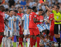 Joao Pinheiro, arbitro central muestra tarjeta amarilla de amonestación a Breel Embolo, durante el partido de la Selección de Argentina y la Selección de Suiza. IMAGO7/ A. Hancock