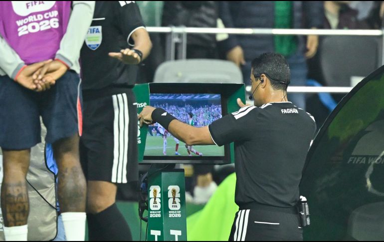 Las constantes revisiones arbitrales reavivaron el debate sobre los criterios de aplicación del VAR durante la Copa del Mundo. IMAGO7.