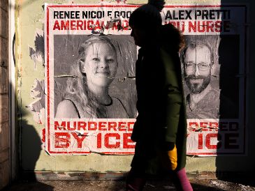 Afiches en memoria de Renee Good y Alex Pretti en Minneapolis el 31 de enero del 2026. AP / ARCHIVO