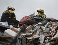 Brigadistas cubanos permanecen sobre un edificio colapsado después de que se registraran dos terremotos, en Playa Grande, estado La Guaira, Venezuela, el 13 de julio de 2026. Xinhua/M. Salgado