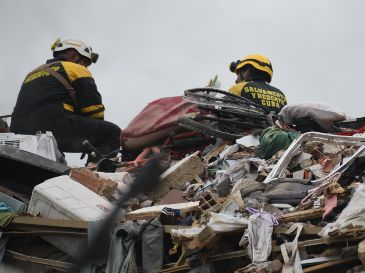 Brigadistas cubanos permanecen sobre un edificio colapsado después de que se registraran dos terremotos, en Playa Grande, estado La Guaira, Venezuela, el 13 de julio de 2026. Xinhua/M. Salgado