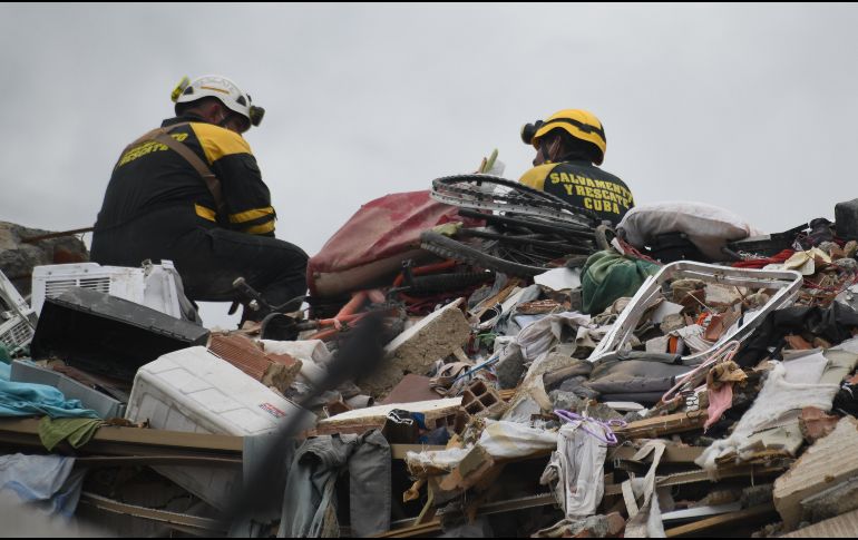 Brigadistas cubanos permanecen sobre un edificio colapsado después de que se registraran dos terremotos, en Playa Grande, estado La Guaira, Venezuela, el 13 de julio de 2026. Xinhua/M. Salgado