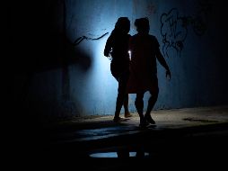La gente camina por la noche durante un apagón en La Habana, Cuba. AP/R. Espinosa