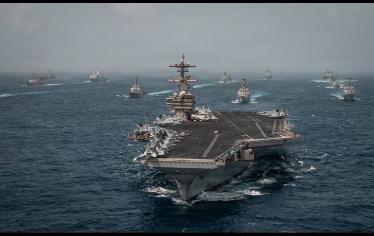 Fotografía difundida por el Comando Central del Ejército de Estados Unidos (Centcom) de buques de guerra de la Armada de EU desplegados en Medio Oriente. EFE/Cetcom